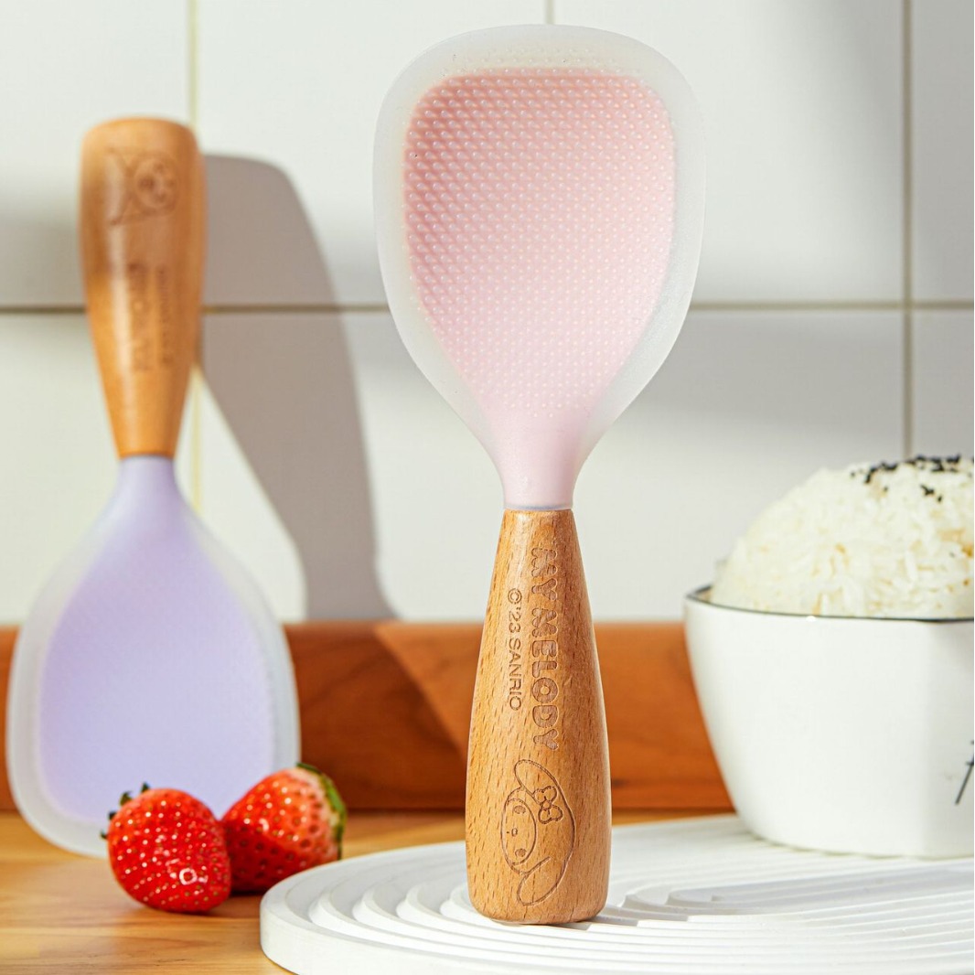 東莞<a href='http://www.runsunbaby.com/Products/shuangseguijiaoweizu.html' class='keys' title='點(diǎn)擊查看關(guān)于硅膠制品廠的相關(guān)信息' target='_blank'>硅膠制品廠</a>:硅膠餐具與塑膠日用品它們的區(qū)別 東莞硅膠制品廠:硅膠餐具與塑膠日用品它們的區(qū)別